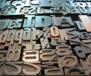 Imagen de letras y tipos en una imprenta.